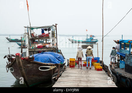 Einem anstrengenden Fisch Handel in den frühen Morgenstunden in der Nähe von Hoi an, Vietnam. Stockfoto