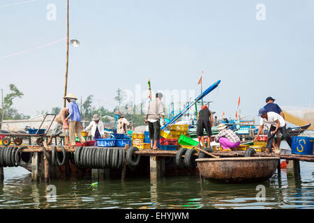 Einem anstrengenden Fisch Handel in den frühen Morgenstunden in der Nähe von Hoi an, Vietnam. Stockfoto