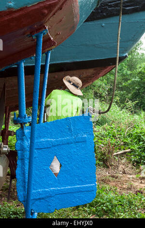 Ein Mann, der Reparatur von Schiffen - Vietnam, Asien. Stockfoto