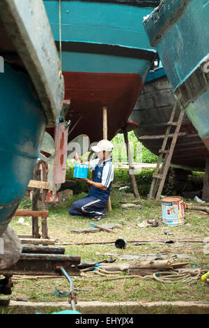 Ein Mann, der Reparatur von Schiffen - Vietnam, Asien. Stockfoto