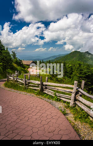 Zaun entlang einer Strecke und Ansicht der Appalachen von Mount Mitchell in North Carolina. Stockfoto