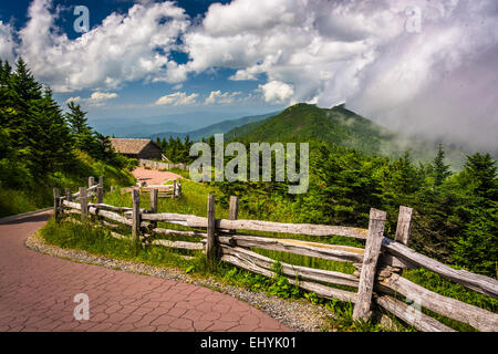 Zaun entlang einer Strecke und Ansicht der Appalachen von Mount Mitchell in North Carolina. Stockfoto