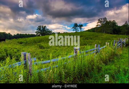 Zaun und Feld entlang der Blue Ridge Parkway in North Carolina. Stockfoto