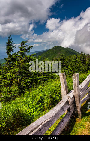 Zaun und Ansicht der Appalachen von Mount Mitchell in North Carolina. Stockfoto