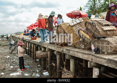 Krabben Sie-Markt in Kep, Kambodscha. Traditionelle Besetzung für ihren Lebensunterhalt. Stockfoto