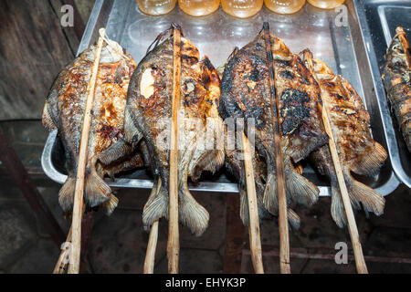 Krabben Sie-Markt in Kep, Kambodscha. Traditionelle Besetzung für ihren Lebensunterhalt. Gegrillter Fisch in lokalen Restaurant im Freien. Stockfoto