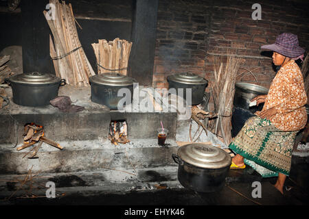 Krabben Sie-Markt in Kep, Kambodscha. Traditionelle Besetzung für ihren Lebensunterhalt. Der Ort, den Krabben gekocht werden. Stockfoto