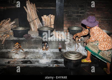 Krabben Sie-Markt in Kep, Kambodscha. Traditionelle Besetzung für ihren Lebensunterhalt. Der Ort, den Krabben gekocht werden. Stockfoto