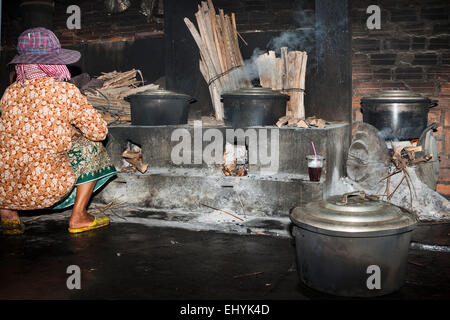 Krabben Sie-Markt in Kep, Kambodscha. Traditionelle Besetzung für ihren Lebensunterhalt. Der Ort, den Krabben gekocht werden. Stockfoto