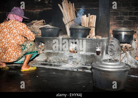 Krabben Sie-Markt in Kep, Kambodscha. Traditionelle Besetzung für ihren Lebensunterhalt. Der Ort, den Krabben gekocht werden. Stockfoto