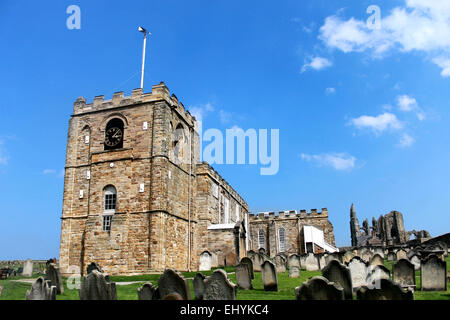 Malerische Aussicht auf St. Marys Church in Whitby mit Gräbern im Vordergrund, North Yorkshire, England. Stockfoto