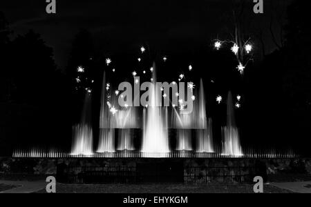 Brunnen in Longwood Gardens in der Nacht. Stockfoto