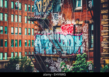 Graffiti und Treppen an der Seite ein Backsteinbau aus der Lesung-Viadukt in Philadelphia, Pennsylvania gesehen. Stockfoto