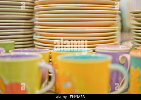 Bunte Keramik Schalen bereit für den Verkauf auf dem Markt Stockfoto