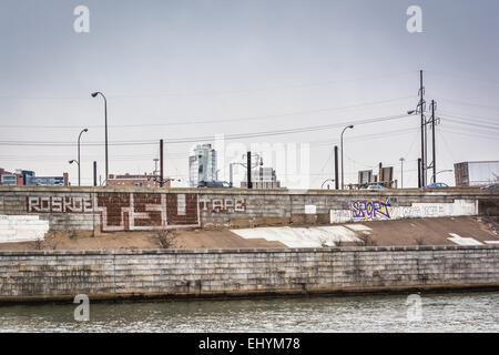 Graffiti an der Wand entlang des Schuylkill River in Philadelphia, Pennsylvania. Stockfoto