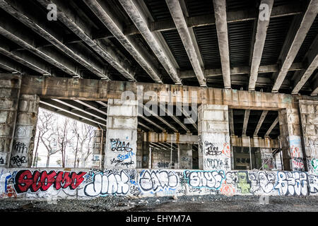 Graffiti unter einer Brücke in Philadelphia, Pennsylvania. Stockfoto