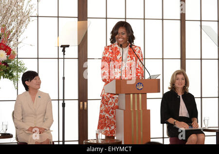 Tokio, Japan. 19. März 2015. US-Präsidentengattin Michelle Obama (C) spricht in Tokio, Japan, 19. März 2015. US-Präsidentengattin Michelle Obama betonte Zusammenarbeit mit Japan bei der Förderung der Mädchen Bildung am Donnerstag während der Begegnung mit Japans First Lady Akie Abe. Bildnachweis: Ma Ping/Xinhua/Alamy Live-Nachrichten Stockfoto