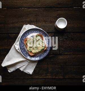 Avocado auf Toast mit Salz Stockfoto