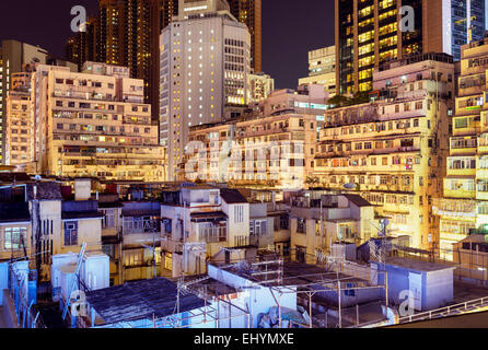 Mehrfamilienhäuser in der Nacht in Hong Kong. Stockfoto