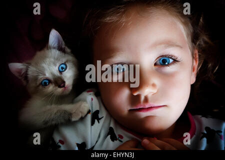 Porträt eines Mädchens mit ihrer Katze Stockfoto