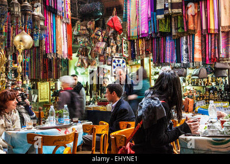 Einem belebten Café-Szene im Souk Khan el-Khalili in Kairo. Stockfoto