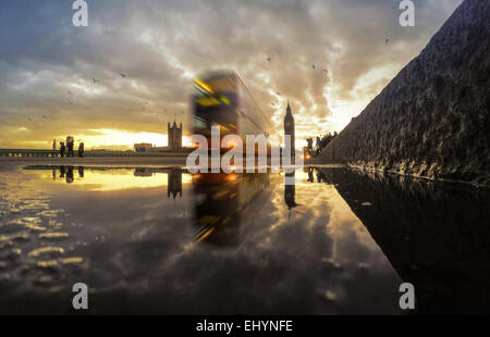 Bus über Westminster Bridge bei Sonnenuntergang, England, Großbritannien Stockfoto