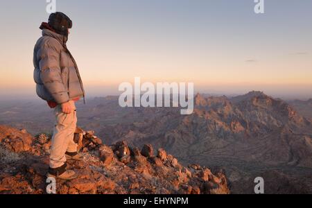 Reifer Mann steht auf dem Gipfel des Castle Dome, Arizona, USA Stockfoto