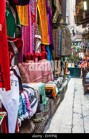 Bunte Kleiderstoffe im Souk Khan el-Khalili in Kairo. Stockfoto