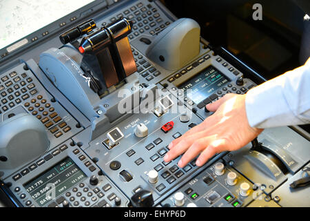 Cockpit mit der Hand auf den Schalter, Steuerung, Airbus 350 900 XWB, Flughafen München "Franz Josef Strauß", München, Oberbayern Stockfoto