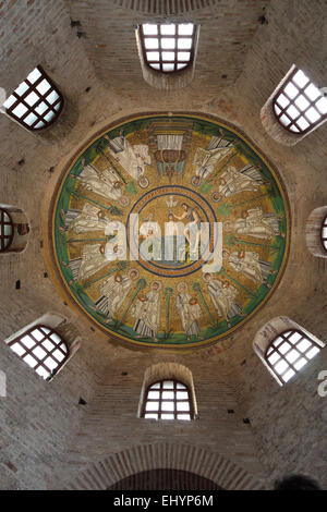 Mosaik-Decke in der arianischen Baptisterium, Battistero Degli Ariani, Provinz Ravenna, Emilia-Romagna, Italien Stockfoto