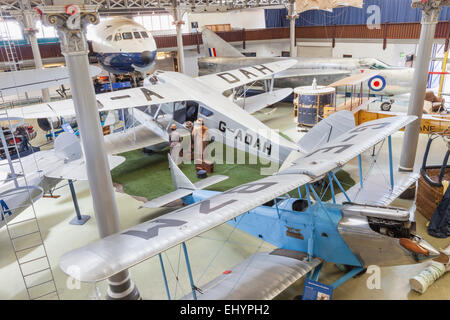 England, Manchester, Stadt, Museum für Wissenschaft und Industrie aka MOSI, Anzeige von historischen Flugzeugen Stockfoto