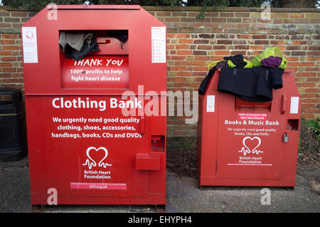 Kleidung, Bücher und Musik Banken der British Heart Foundation Stockfoto