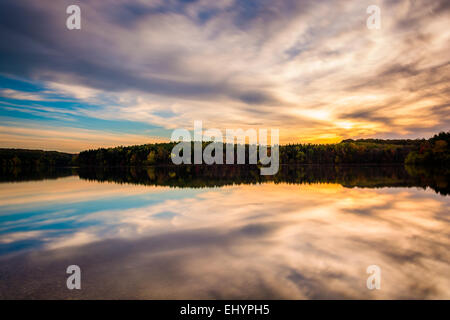 Langzeitbelichtung bei Sonnenuntergang am langen Arm Reservoir, Pennsylvania. Stockfoto