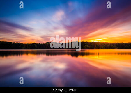 Langzeitbelichtung bei Sonnenuntergang am langen Arm Reservoir, Pennsylvania. Stockfoto