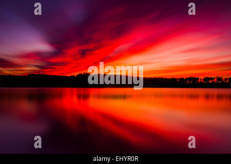 Langzeitbelichtung bei Sonnenuntergang, am langen Arm-Stausee in der Nähe von Hannover, Pennsylvania. Stockfoto