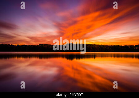 Langzeitbelichtung bei Sonnenuntergang, am langen Arm-Stausee in der Nähe von Hannover, Pennsylvania. Stockfoto