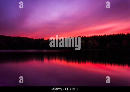 Langzeitbelichtung bei Sonnenuntergang, am langen Arm-Stausee in der Nähe von Hannover, Pennsylvania. Stockfoto