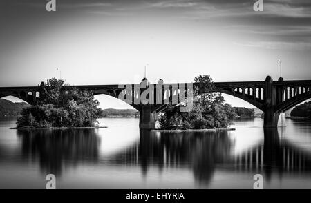 Langzeitbelichtung des Veterans Memorial Bridge über den Susquehanna River in Wrightsville, Pennsylvania. Stockfoto