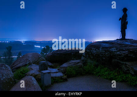 Langzeitbelichtung in einer nebligen Nacht am Little Round Top, in Gettysburg, Pennsylvania. Stockfoto