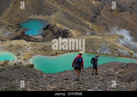 Vulkanlandschaft AndHikers an smaragdgrünen Seen im Tongariro Crossing Tongariro National Park Ruapehu Nordinsel Neuseeland Stockfoto