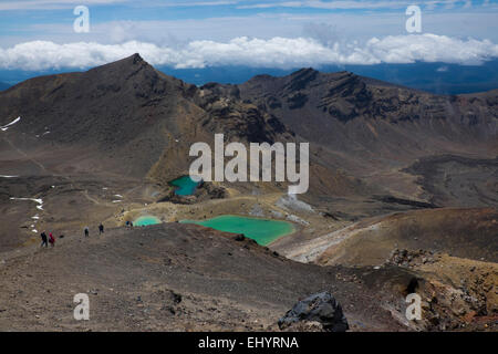 Vulkanlandschaft und Wanderer an smaragdgrünen Seen im Tongariro Crossing Tongariro National Park Ruapehu Nordinsel Neuseeland Stockfoto