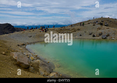 Wanderer an smaragdgrünen Seen im Tongariro Crossing Tongariro National Park Ruapehu Nordinsel Neuseeland Stockfoto