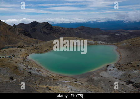 Wanderer an smaragdgrünen Seen im Tongariro Crossing Tongariro National Park Ruapehu Nordinsel Neuseeland Stockfoto