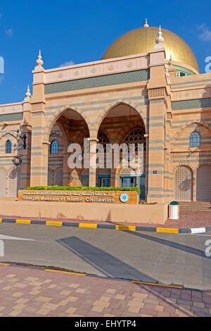 Asien, Vereinigte Arabische Emirate, Vereinigte Arabische Emirate, Dubai, Sharjah, Corniche Street, Sharjah Museum, Eingang, goldene Kuppel, ehemalige, Al Majarra Souq, Stockfoto