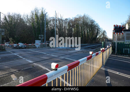 Tore geschlossen am Bahnübergang, Eisenbahnlinie, St Fagan, Cardiff, Wales, UK Stockfoto