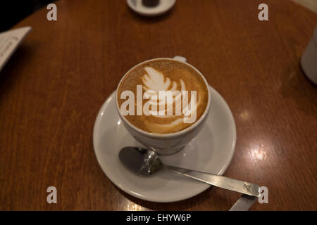 Flache weiße Kaffee mit Neuseeland Nationalicon, silbernen Farn oder Rosetta Artistic Design in Schaum Stockfoto