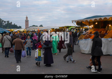 Shopper und Food Stände, Djemaa el-Fna-Platz, Medina, Altstadt, Marrakesch, Marokko, Nordafrika Stockfoto