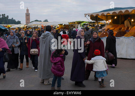 Shopper und Food Stände, Djemaa el-Fna-Platz, Medina, Altstadt, Marrakesch, Marokko, Nordafrika Stockfoto