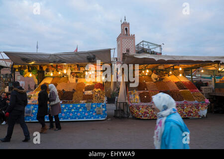 Shopper und Food Stände, Djemaa el-Fna-Platz, Medina, Altstadt, Marrakesch, Marokko, Nordafrika Stockfoto