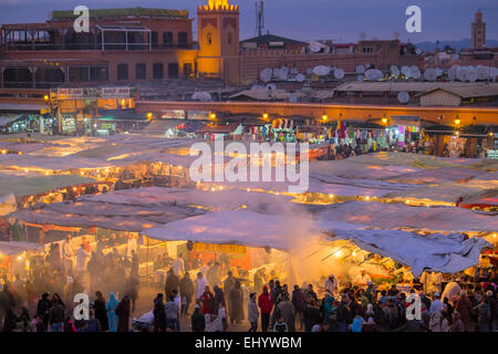 Essensstände, Djemaa el-Fna-Platz, Medina, Altstadt, Marrakesch, Marokko, Nordafrika Stockfoto